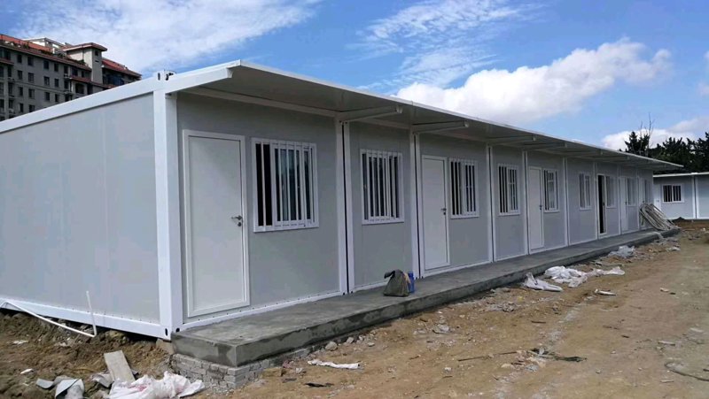 二手活动房回收全指南:天津工地拆装、集装箱房与彩钢房处理要点